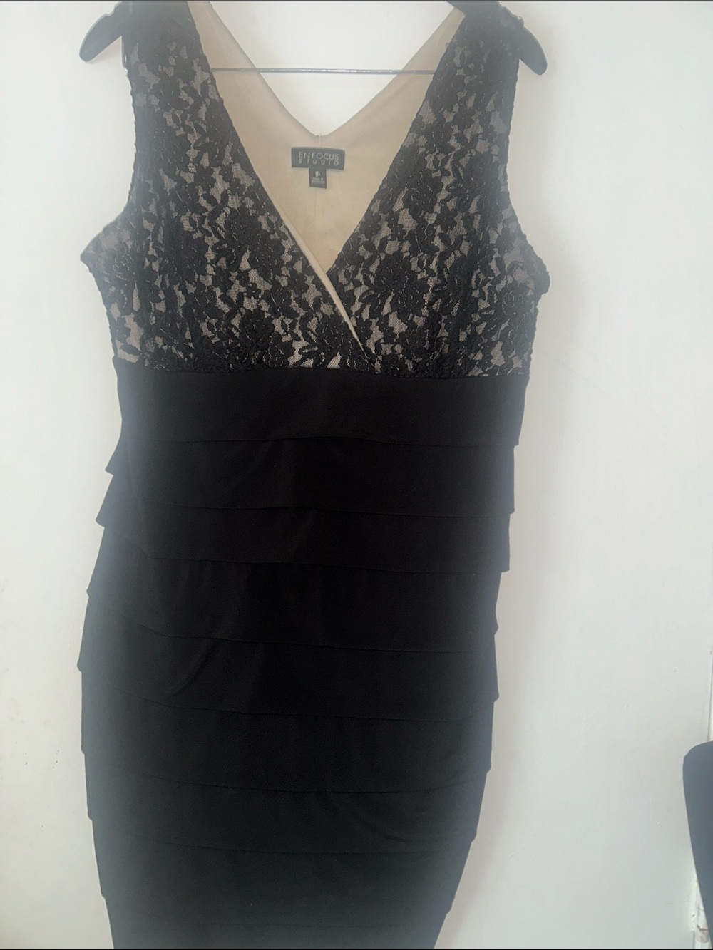 Enfocus Studio Black like new sleeveless Lace Overlay dress  size 16